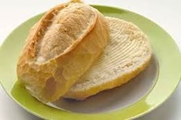 Pão com manteiga na canoa